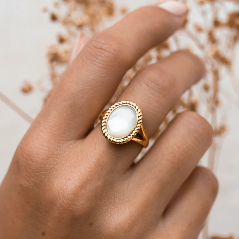 Vintage Mother of Pearl Ring - Elisabeth